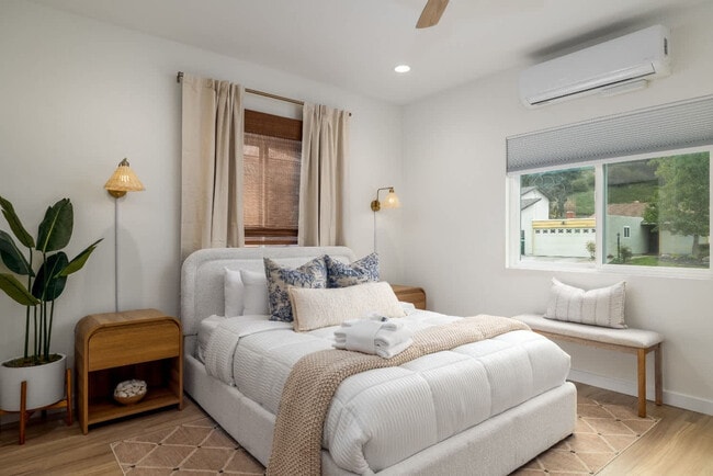 Building Photo - 4646 Robbins St Unit ID1304288P