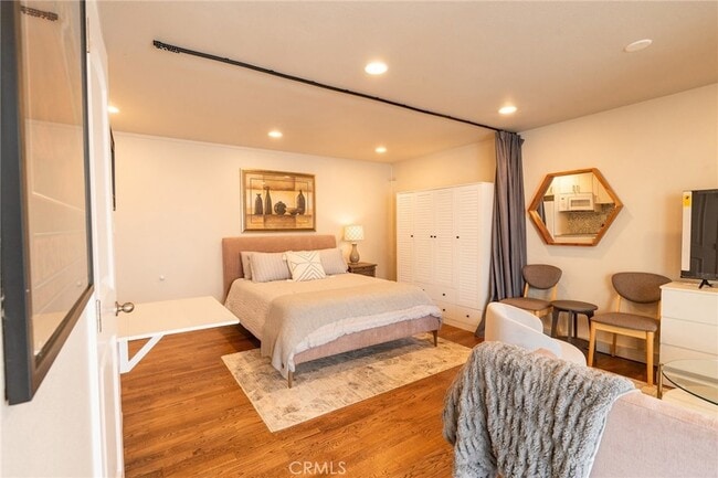 Building Photo - 327 3rd St Unit V