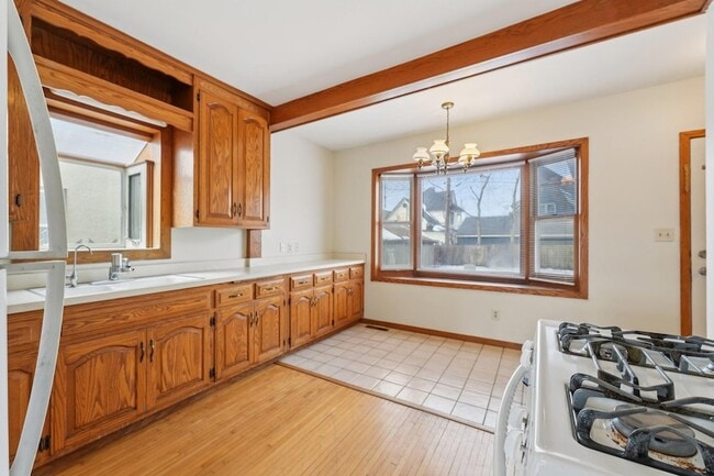 Photo - 661 Surrey Ave E