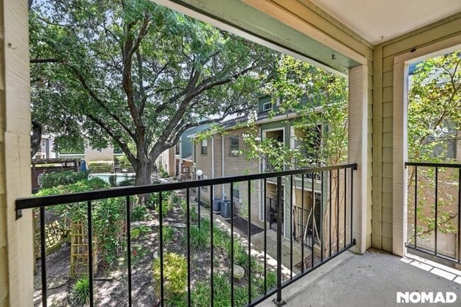 Building Photo - 2104 Cullen Ave Unit 202