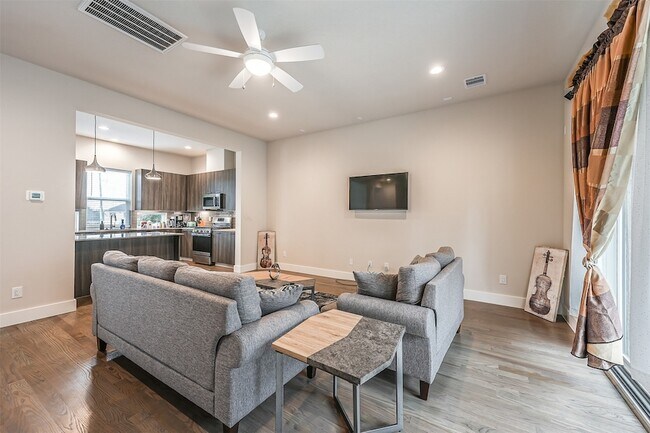 Photo - 2136 Dennis St