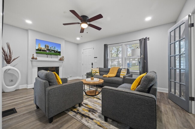 Building Photo - 547 Erin Ave SW Unit SI ID1609610P
