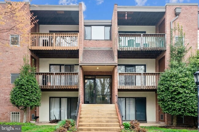 Building Photo - 10724 West Dr Unit 204