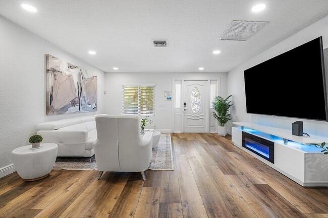 Photo - 671 Lindell Blvd