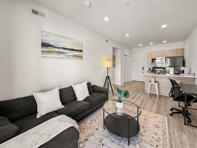 Building Photo - 2400 E Huntingdon St Unit ID1075543P