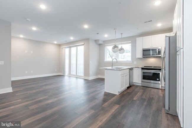 Building Photo - 45 W Haines St Unit 408