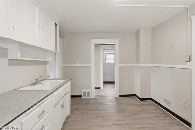 Photo - 515 E 143rd St Unit Upstairs