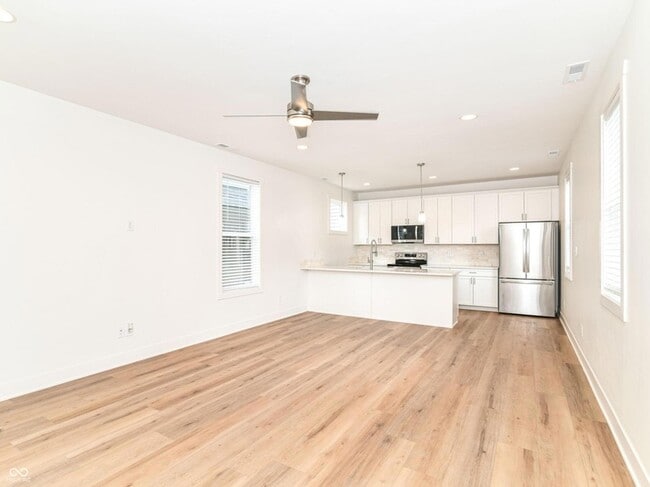 Photo - 717 E 27th St