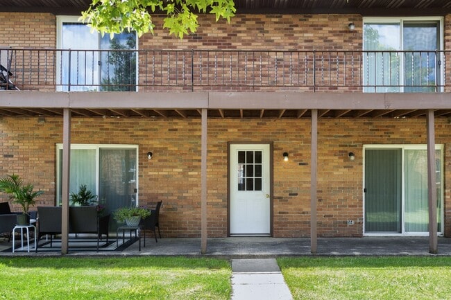 Building Exterior - Somerset Apartments