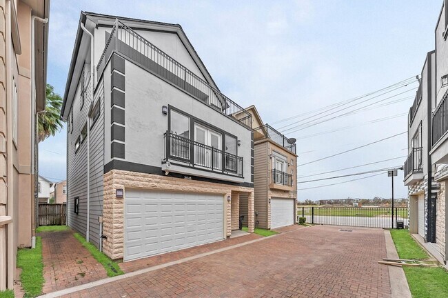 Photo - 3045 Clinton Dr