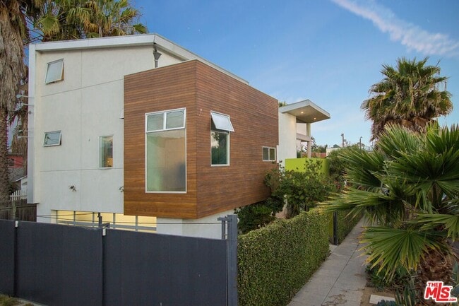 Photo - 1046 6th Ave