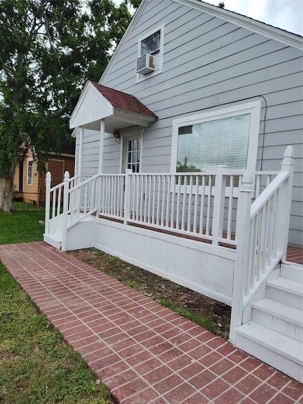 Building Photo - 527 W 6th St