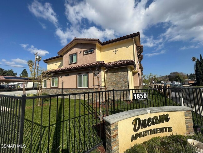 Building Photo - 1850 Buyers St Unit 204