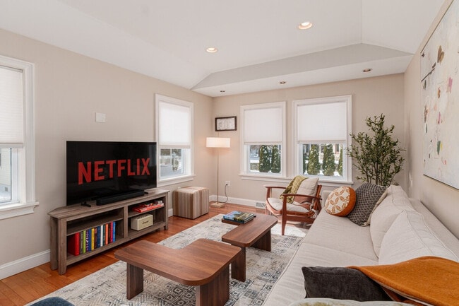 Building Photo - 99 W Circular St Unit SI ID1388803P