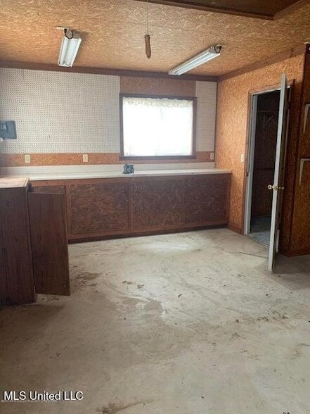 Photo - 1598 Main St