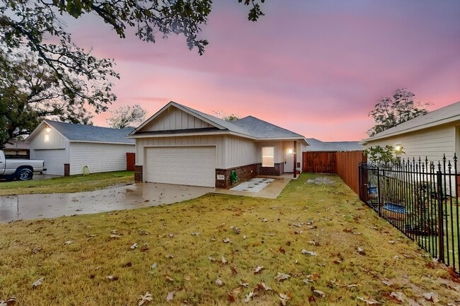 Building Photo - 209 S Baugh St