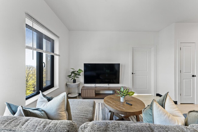 Photo - 600 Broadway-SI ID1240310P Unit SI ID1240310P