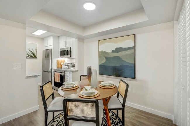 2BR, 2BA - 938SF - Dining Room - Cortland Sun River