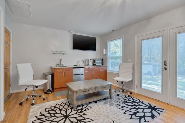 Building Photo - 824 Warren Ave Unit ID1388441P