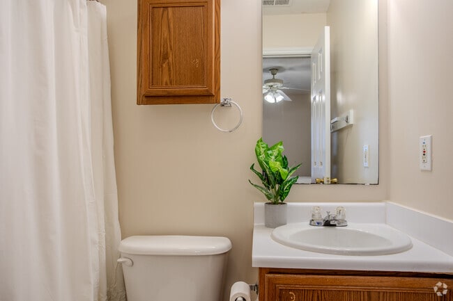2BR, 2BA - 975SF Juniper - Master Bathroom - Cumberland Towers