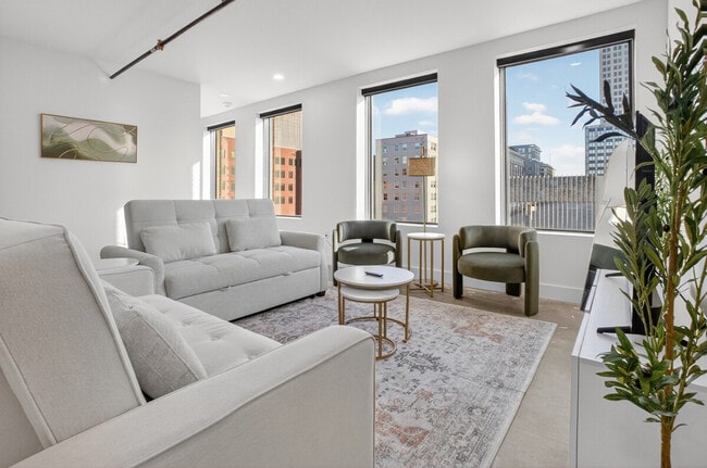 Building Photo - 100 W 5th St Unit ID1322458P