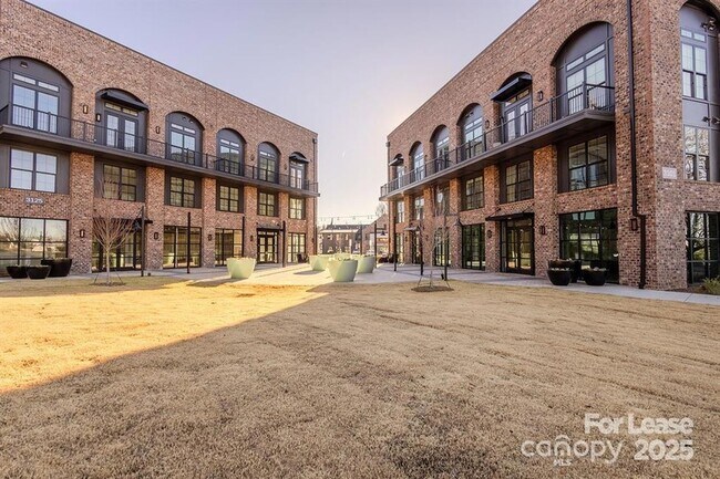 Building Photo - 3110 Doe River Wy Unit Chadwick