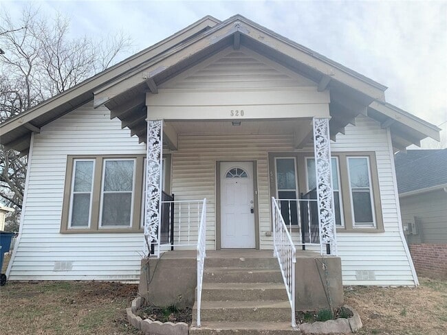 Building Photo - 520 E Day St