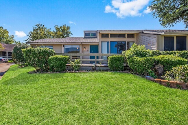 Building Photo - 49 April Point Dr N