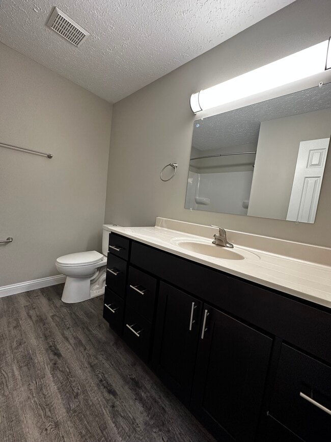 Renovated full bath 2 - Parkview Townhomes
