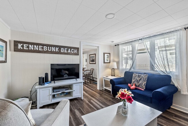 Building Photo - 8 Railroad Ave Unit SI FL1-ID1532212P