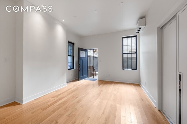 Photo - 152 N 10th St