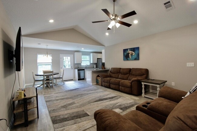 Photo - 102 Windsor Dr