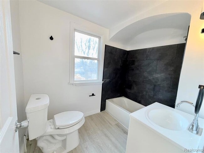 Photo - 9899 Balfour Rd