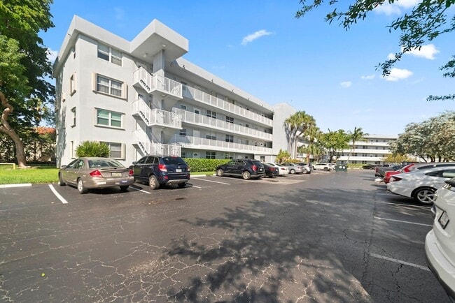 Building Photo - 113 Royal Pk Dr Unit 2C