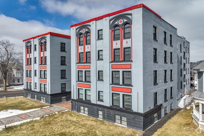 Building Photo - Commodore Apartments