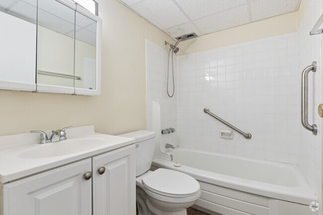 Studio - 520SF - Bathroom - Tiffany Apartments