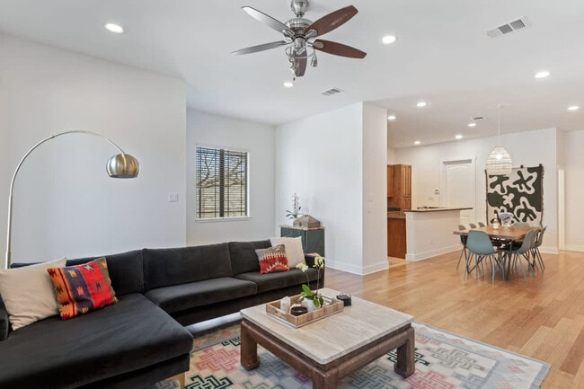 Building Photo - 1803 E 18th St Unit ID1254576P