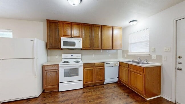 Photo - 1915 Pine Tree Dr Unit B