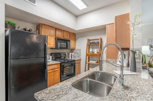 2BR, 2BA - 1065SF - Kitchen - Estancia San Miguel