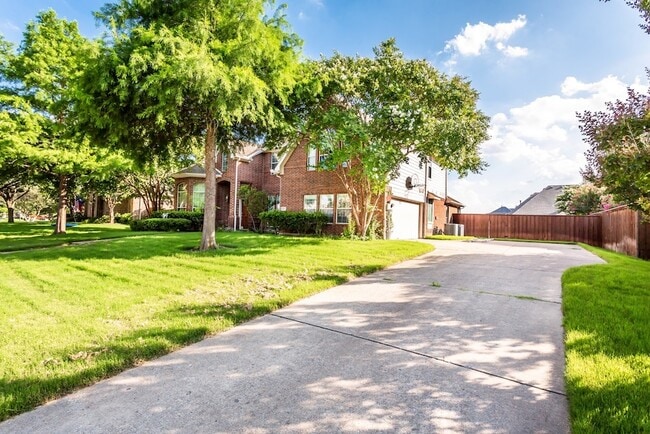 Photo - 915 Falcon Trail