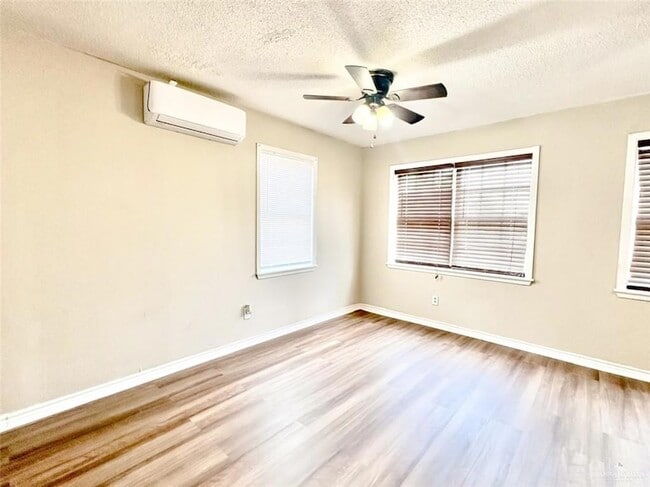 Photo - 704 E Schunior St