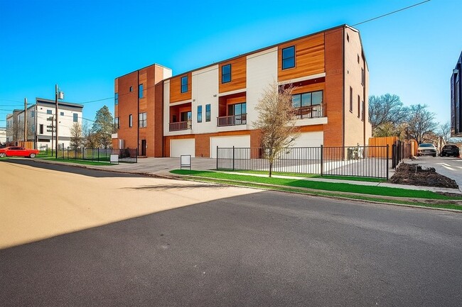 Building Photo - 1931 N Prairie Ave