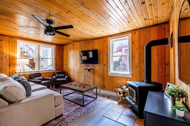 Building Photo - 1005 Yew Wood St Unit ID1250611P