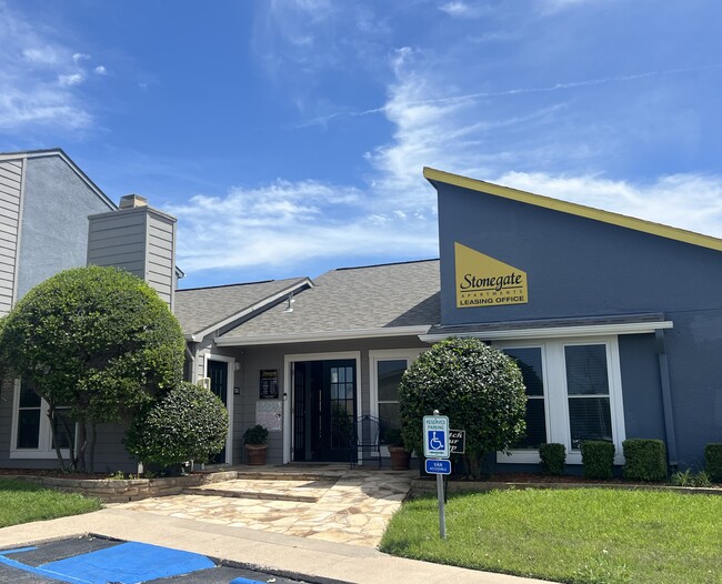 Building Photo - Stonegate