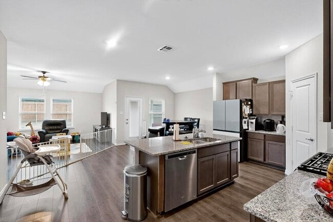 Photo - 504 Willow View Way