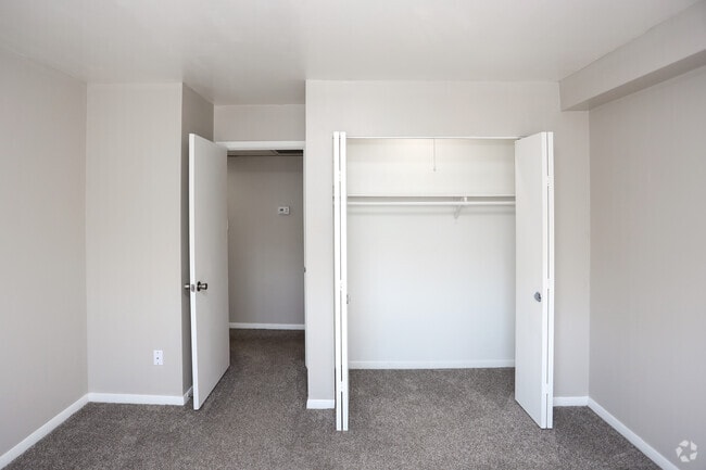 1BR, 1BA - 626 SF - Golfview Apartments