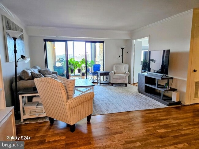 Building Photo - 5901 Mt Eagle Dr Unit 609