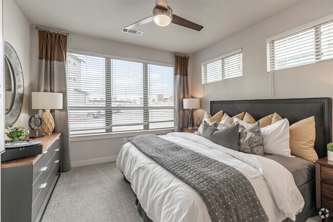 1BR, 1BA - 735 SF - Ironridge at Hill Country Village