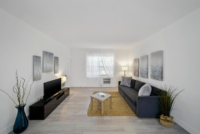 Building Photo - 1311 15th Terrace Unit ID1255504P