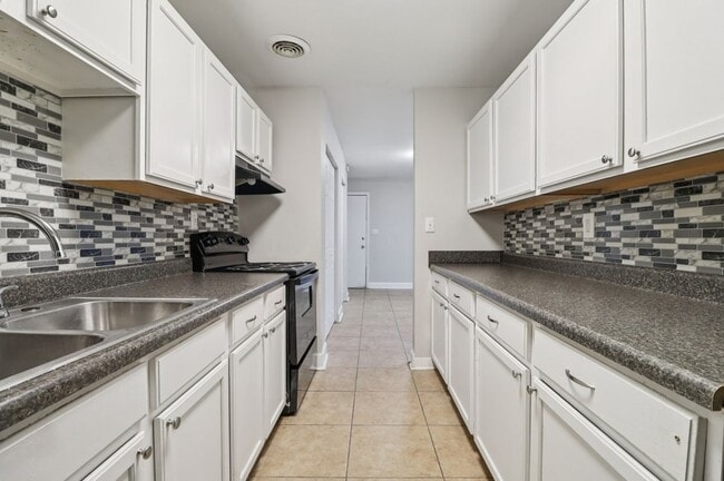 Kitchen - Eagle Trace Apartments